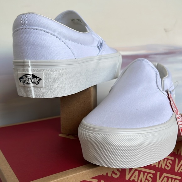 Vans WMNS Classic Slip-On
True White
VN0A3JEZW00
Sneakers - Picture 9 of 16